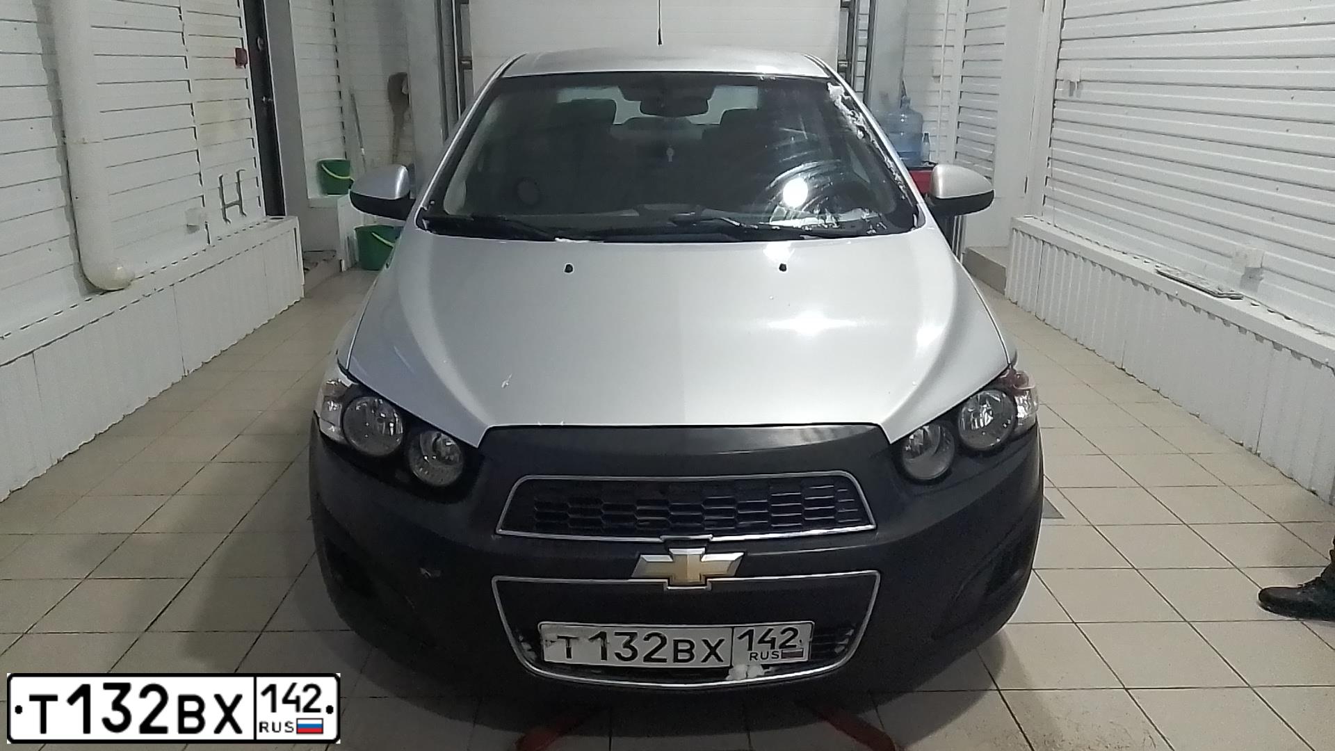 Фото автомобиля CHEVROLET AVEO, 2013 — госномер Т132ВХ142. Цвет: СЕРЕБРИСТЫЙ МЕТАЛЛИК