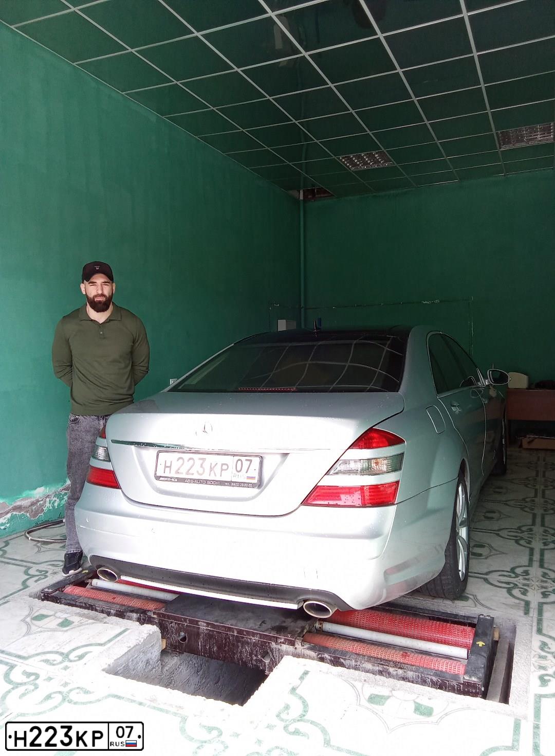 Фото автомобиля MERCEDES S-KLASSE, 2006 — госномер М010ЕВ93. Цвет: СЕРЕБРИСТЫЙ