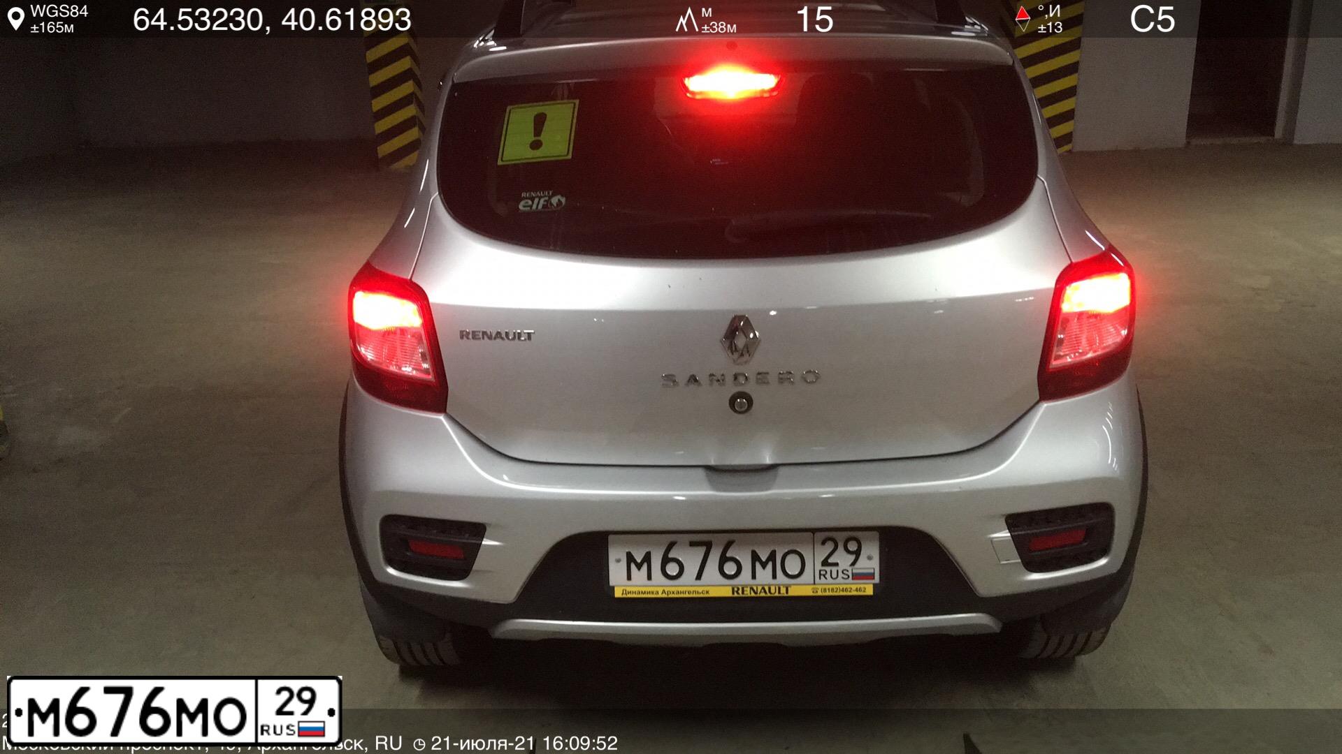 Фото автомобиля RENAULT SANDERO, 2017 — госномер М676МО29. Цвет: СВЕТЛО-СЕРЫЙ