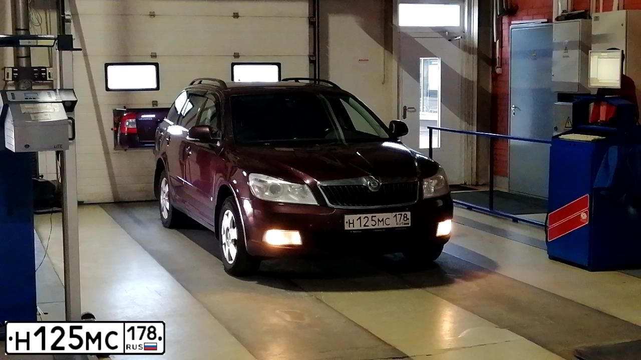Фото автомобиля SKODA OCTAVIA, 2012 — госномер Н125МС178. Цвет: ТЕМНО-БОРДОВЫЙ