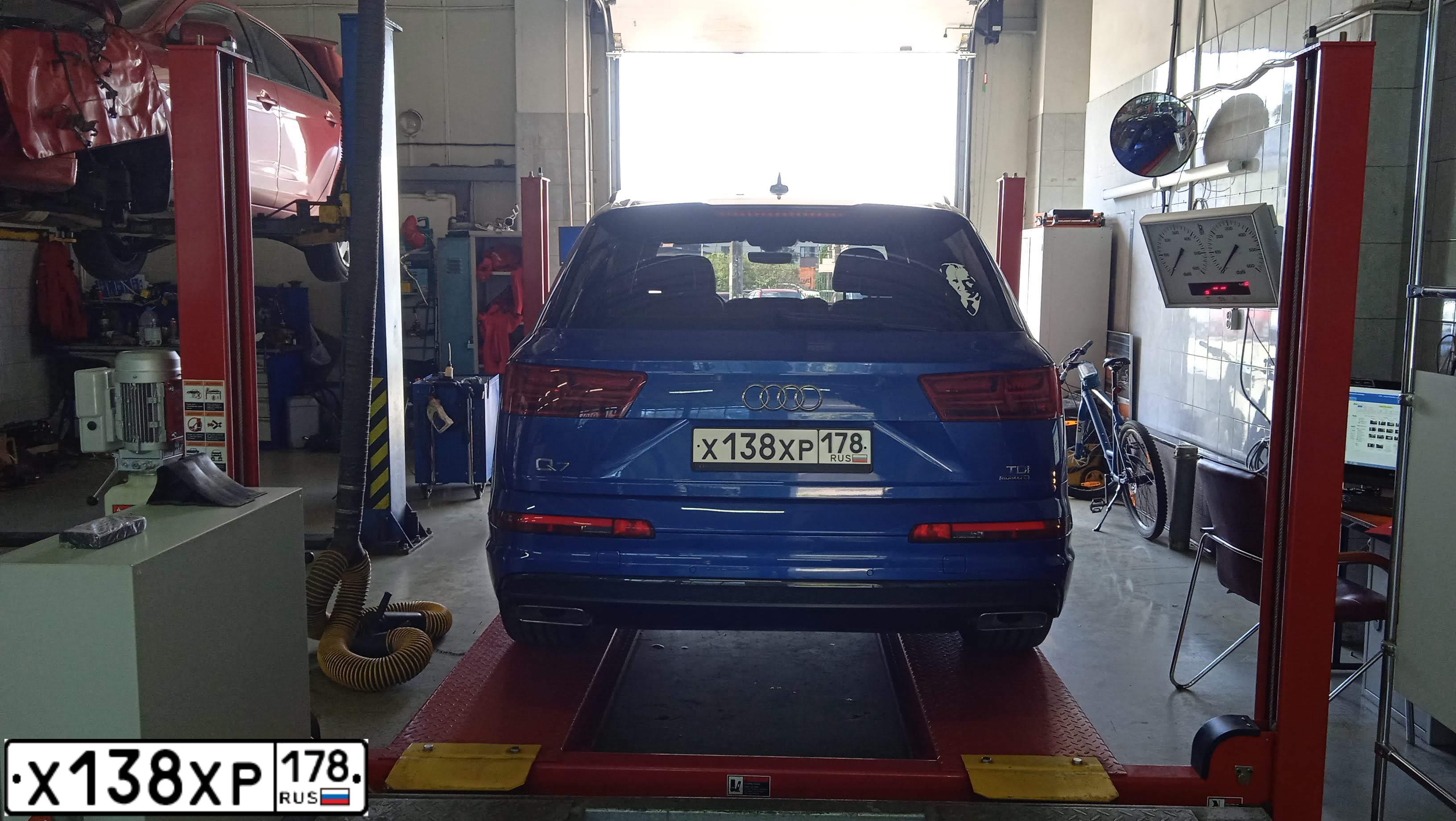 Фото автомобиля AUDI Q7, 2017 — госномер Х138ХР178. Цвет: ЯРКО-СИНИЙ