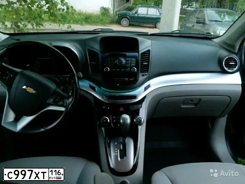 Фото автомобиля CHEVROLET ORLANDO, 2012 — госномер Р412УН174. Цвет: СЕРЫЙ