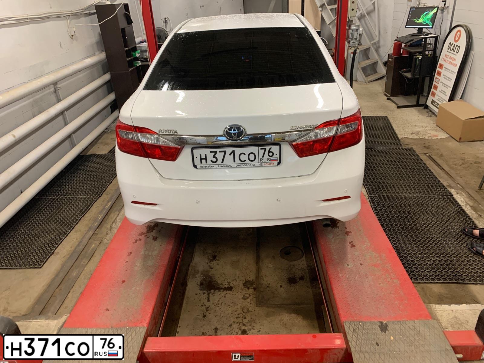 Фото автомобиля TOYOTA CAMRY, 2013 — госномер Н371СО76. Цвет: Белый