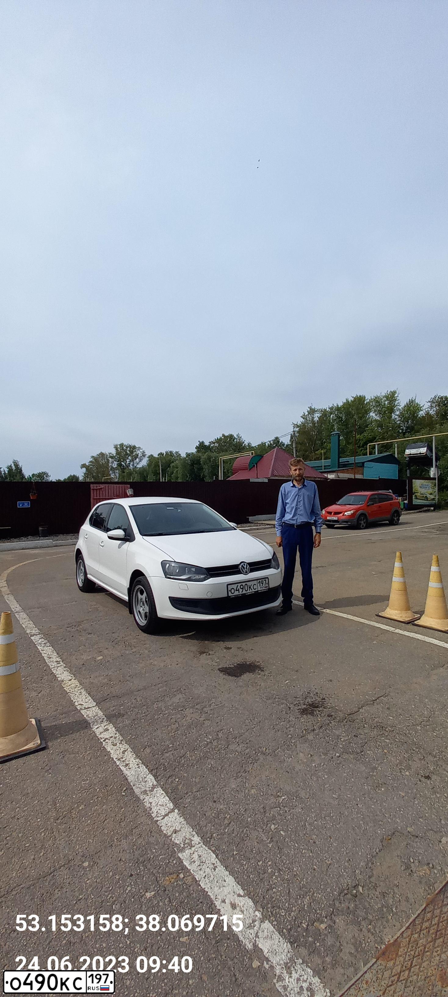 Фото автомобиля VOLKSWAGEN POLO, 2011 — госномер О490КС197. Цвет: Белый