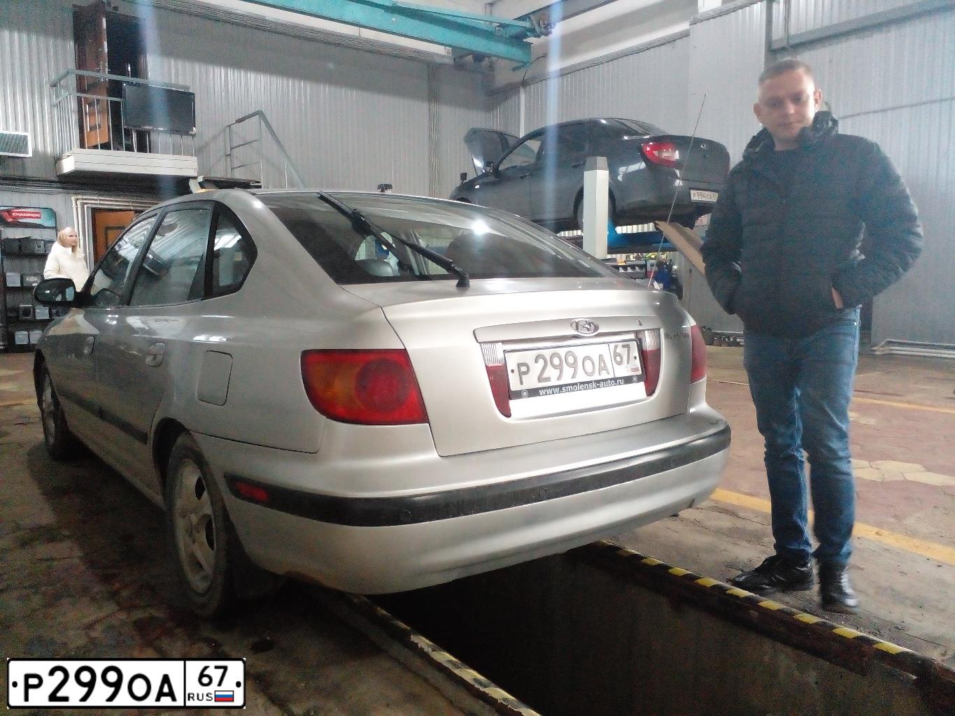 Фото автомобиля HYUNDAI ELANTRA, 2001 — госномер Е797АЕ50. Цвет: Серебристый