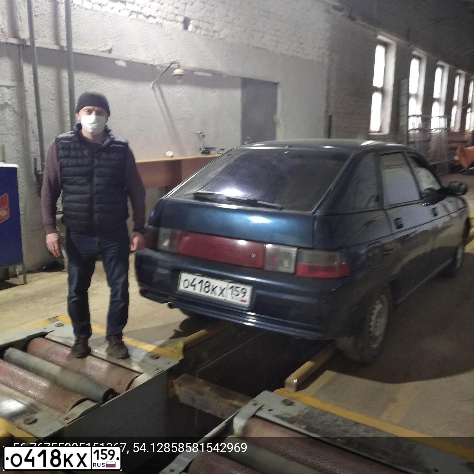 Фото автомобиля LADA 2112 LADA, 2006 — госномер Х705ХТ18. Цвет: Темно-зеленый