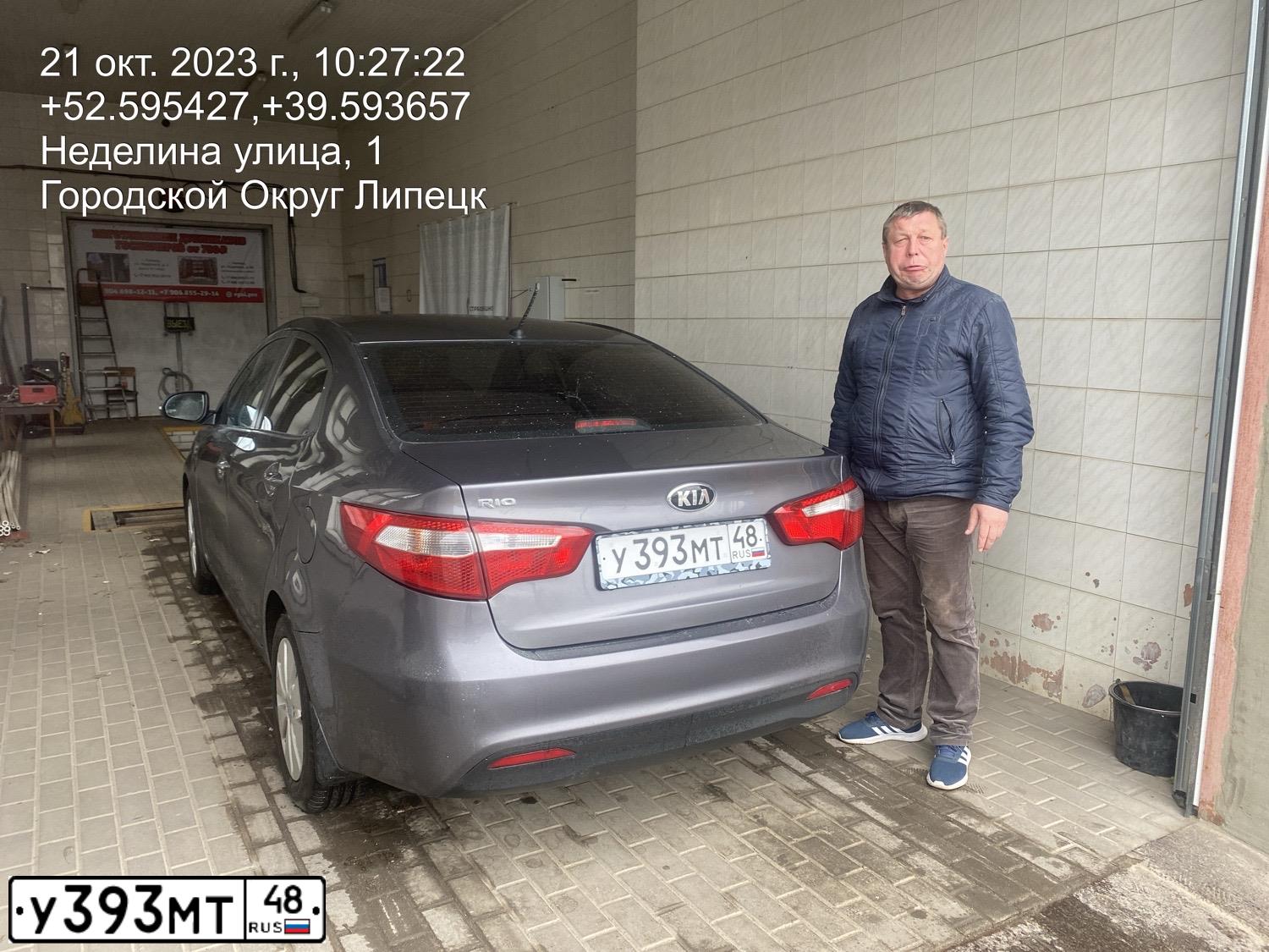 Фото автомобиля KIA RIO, 2014 — госномер У393МТ48. Цвет: СЕРЫЙ
