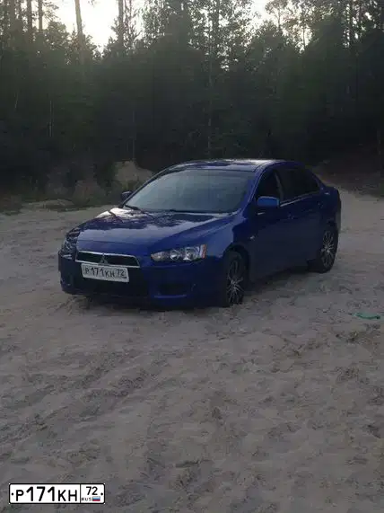 Фото автомобиля MITSUBISHI LANCER, 2008 — госномер Х240АВ180. Цвет: СИНИЙ
