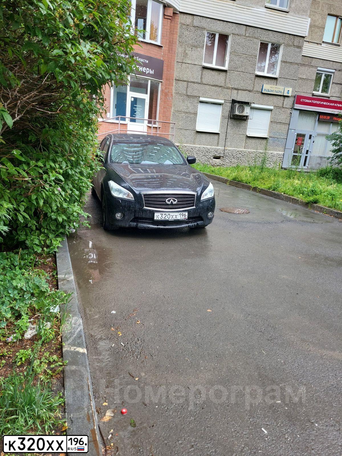 Фото автомобиля INFINITI I Q70, 2014 — госномер К320ХХ196. Цвет: ЧЕРНЫЙ