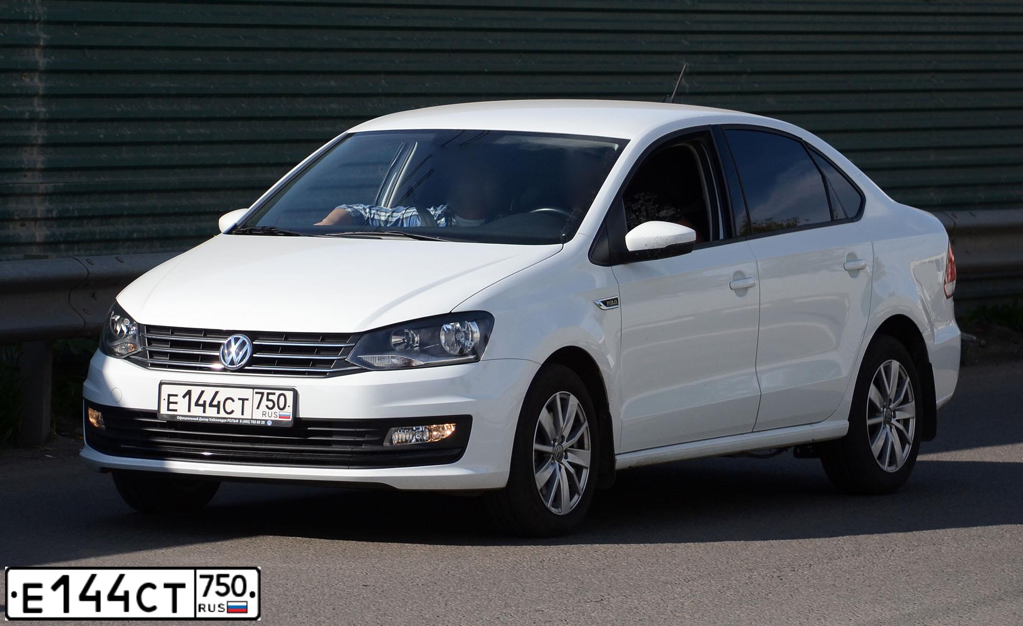 Фото автомобиля VOLKSWAGEN POLO, 2018 — госномер Е144СТ750. Цвет: БЕЛЫЙ