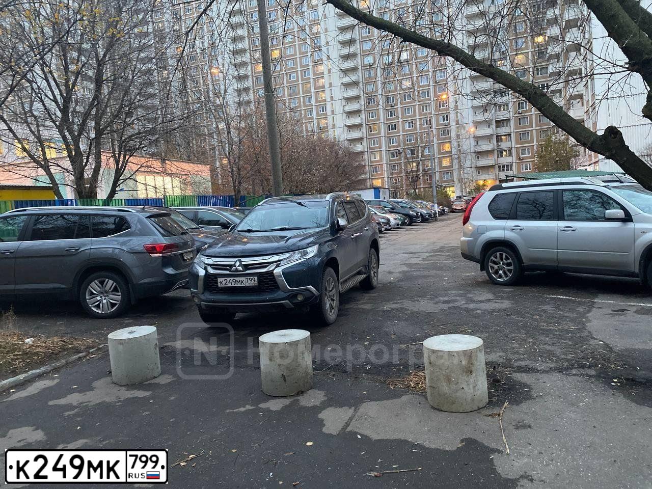 Фото автомобиля MITSUBISHI PAJERO SPORT, 2018 — госномер К249МК799. Цвет: ТЕМНО-СИНИЙ