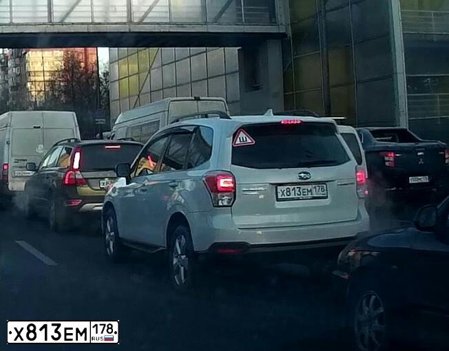 Фото автомобиля SUBARU FORESTER, 2017 — госномер Х813ЕМ178. Цвет: БЕЛЫЙ