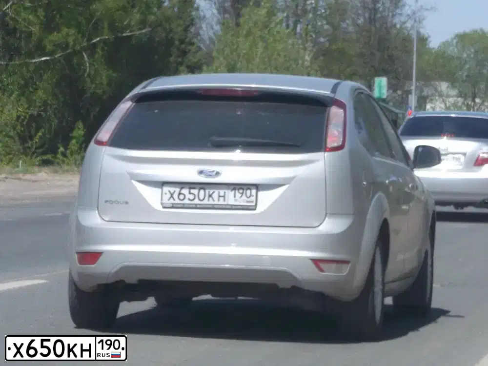 Фото автомобиля FORD FOCUS, 2010 — госномер Х650КН190. Цвет: СЕРЫЙ