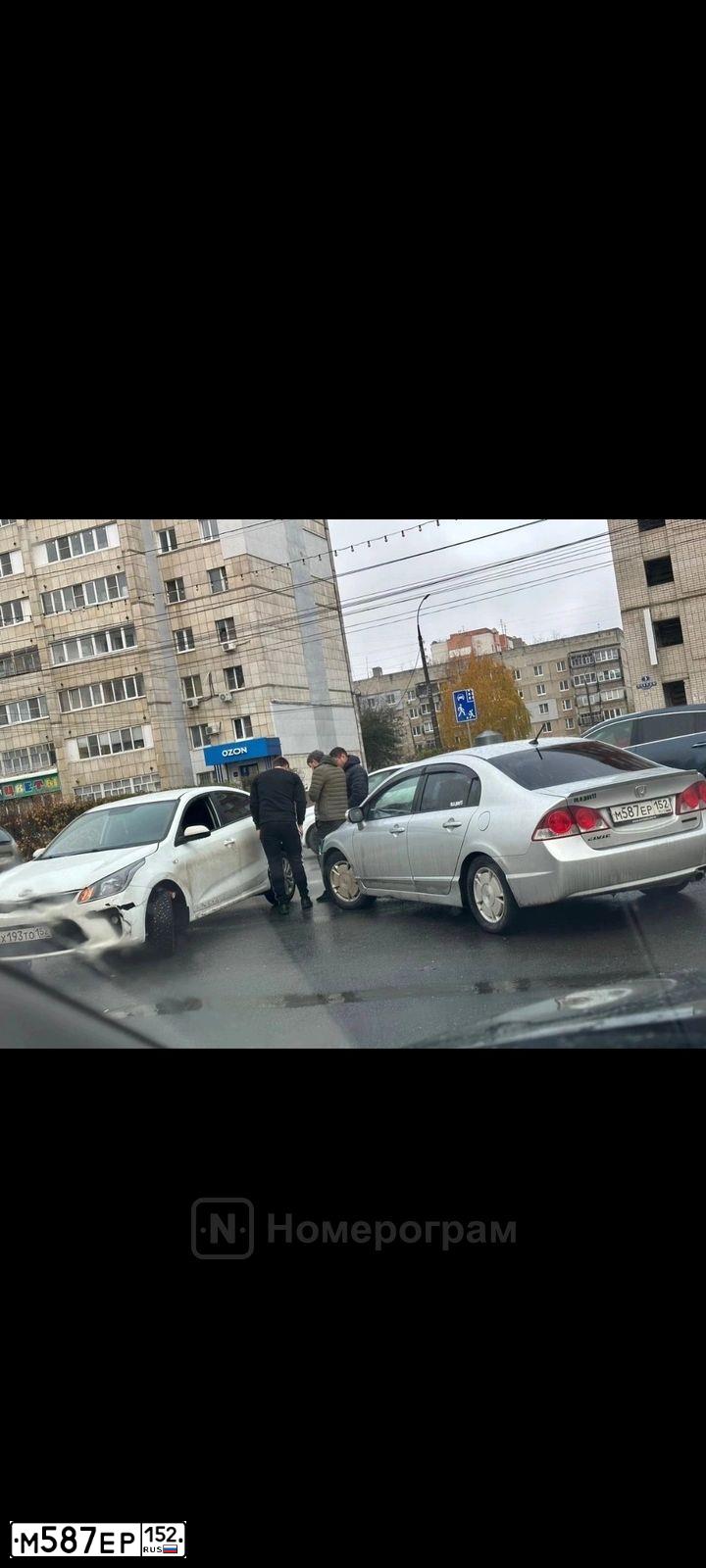 Фото автомобиля HONDA CIVIC, 2008 — госномер М587ЕР152. Цвет: СВЕТЛО-СЕРЫЙ