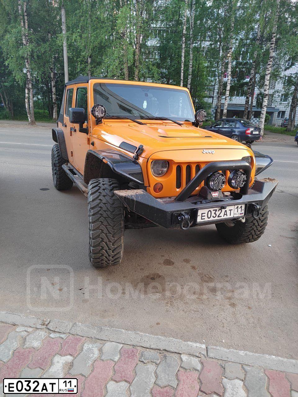 Фото автомобиля JEEP WRANGLER, 2012 — госномер Р869УЕ77. Цвет: Оранжевый