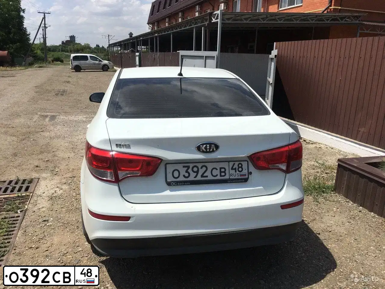 Фото автомобиля KIA RIO, 2015 — госномер А364ЕУ702. Цвет: Белый