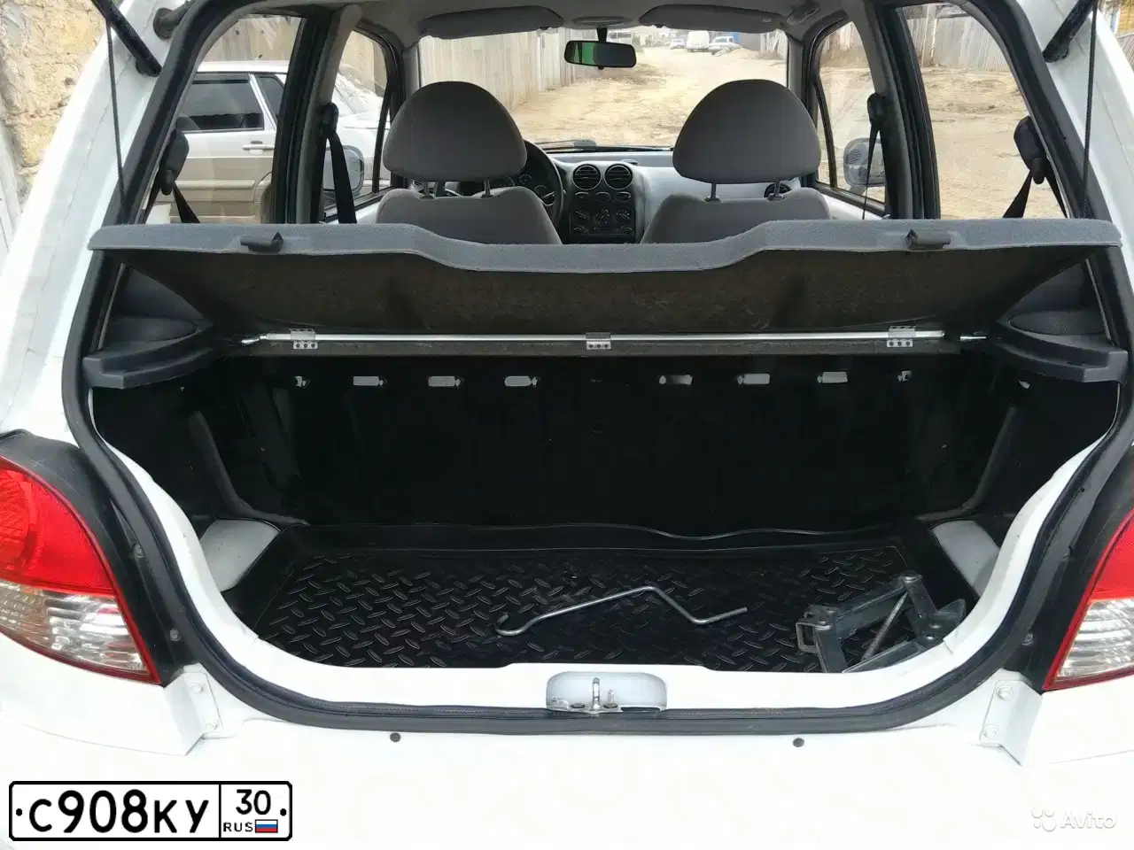 Фото автомобиля DAEWOO MATIZ, 2012 — госномер С908КУ30. Цвет: БЕЛО-ДЫМЧАТЫЙ