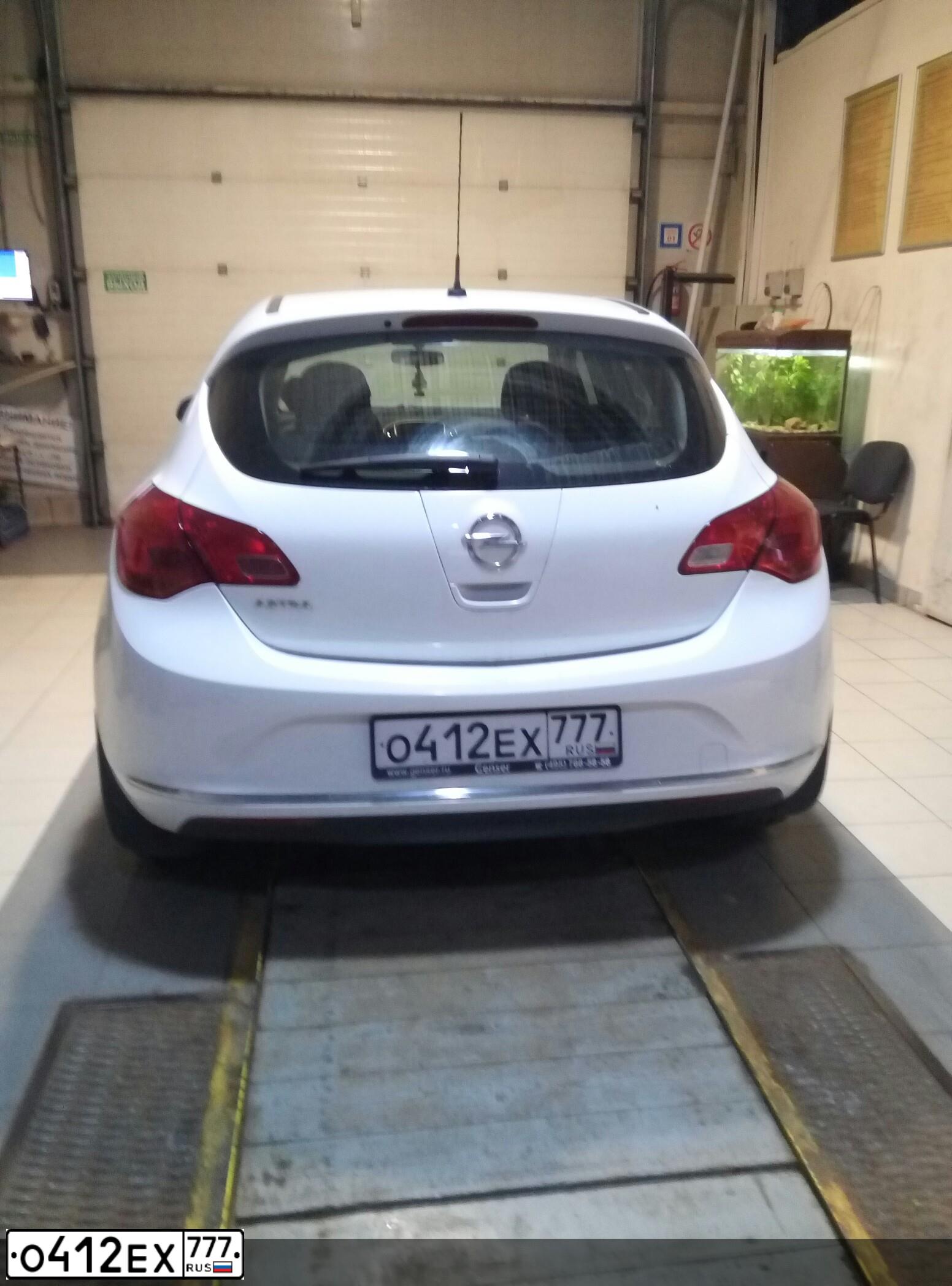 Фото автомобиля OPEL ASTRA, 2014 — госномер В204КС790. Цвет: Белый