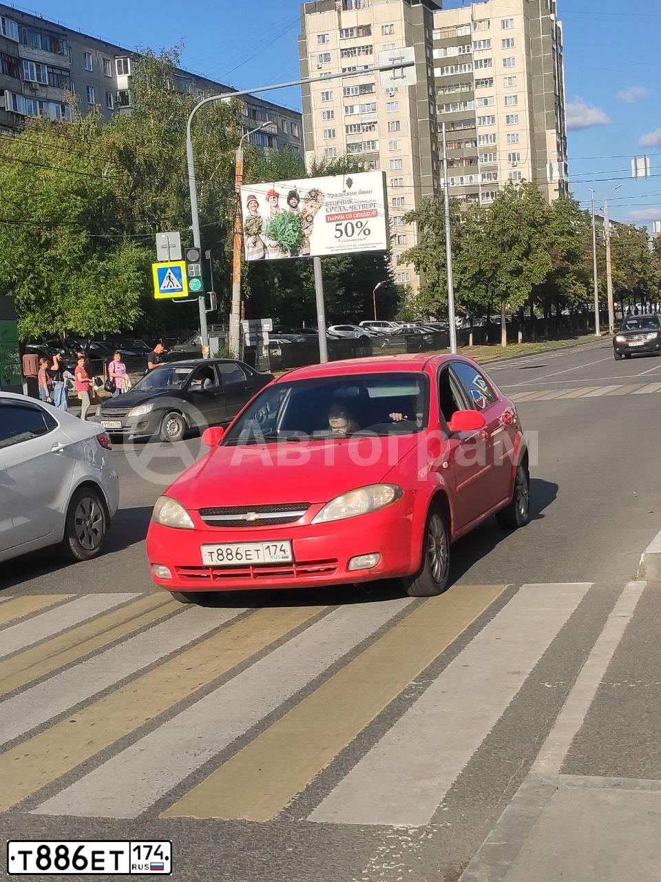 Фото автомобиля CHEVROLET LACETTI, 2008 — госномер Т886ЕТ174. Цвет: Красный