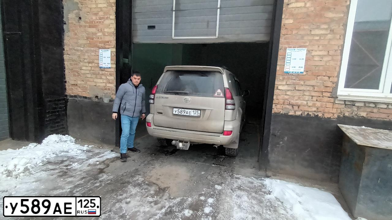Фото автомобиля TOYOTA LANDCRUISER, 2006 — госномер У589АЕ125. Цвет: БЕЖЕВЫЙ