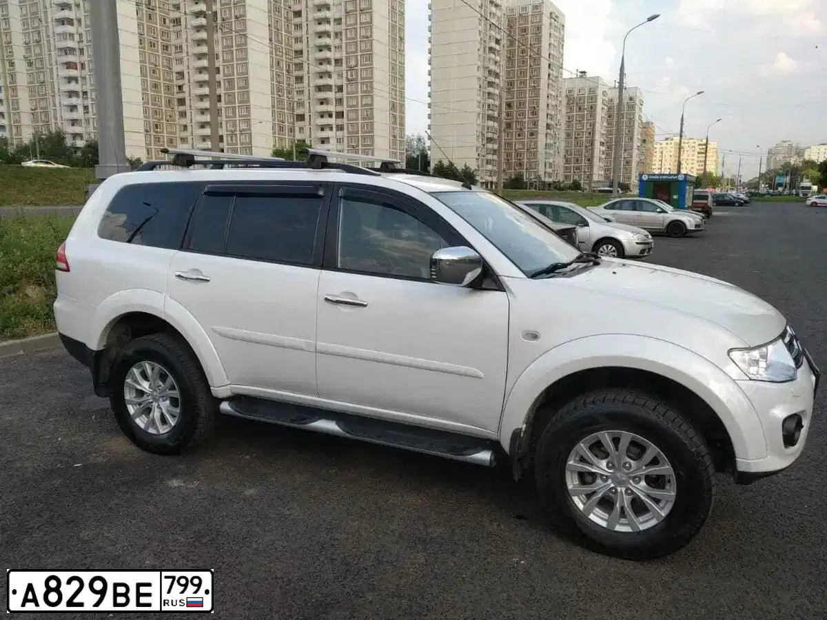 Фото автомобиля MITSUBISHI PAJERO SPORT, 2015 — госномер А829ВЕ799. Цвет: БЕЛЫЙ