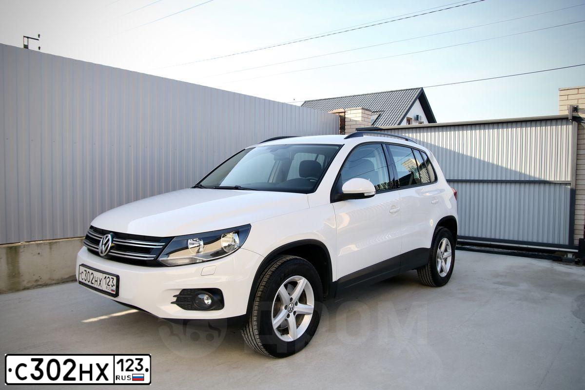Фото автомобиля VOLKSWAGEN TIGUAN, 2013 — госномер В574КВ761. Цвет: Белый