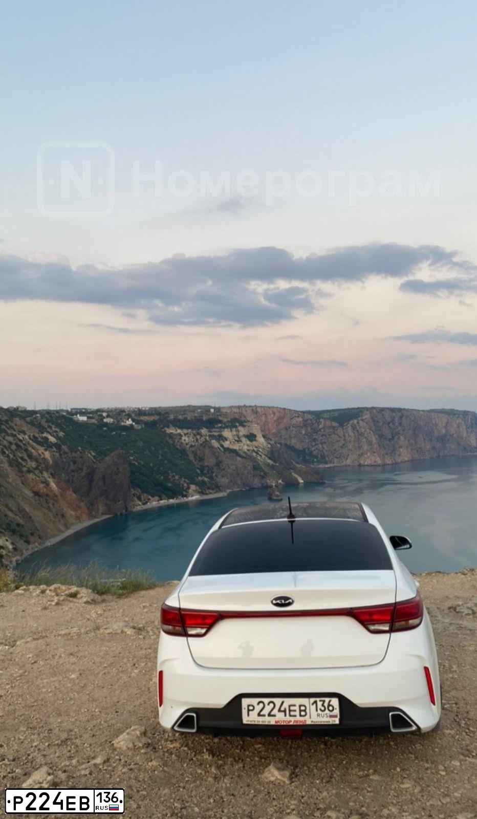 Фото автомобиля KIA RIO, 2020 — госномер Р224ЕВ136. Цвет: Белый