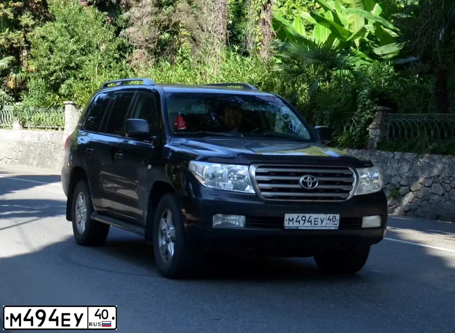 Фото автомобиля TOYOTA LANDCRUISER 200, 2011 — госномер М494ЕУ40. Цвет: ЧЕРНЫЙ