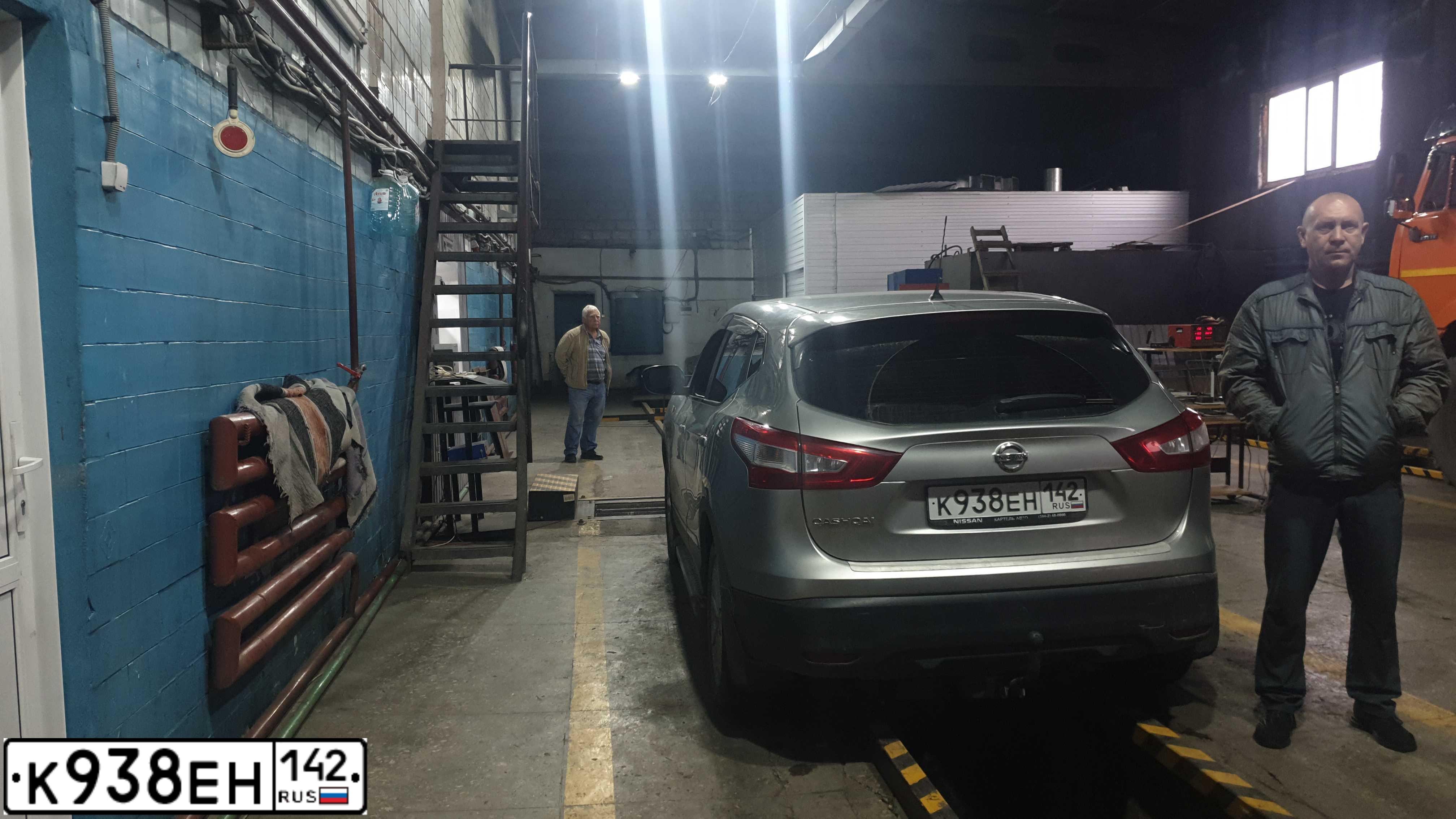 Фото автомобиля NISSAN QASHQAI, 2015 — госномер К938ЕН142. Цвет: СЕРЕБРИСТЫЙ