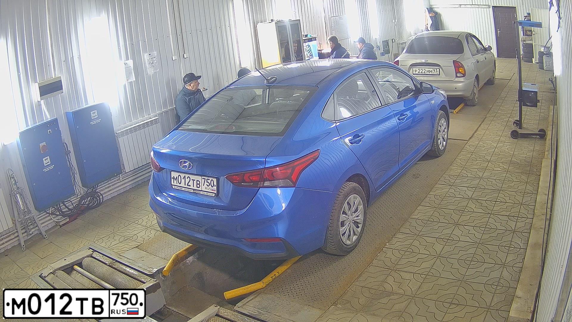 Фото автомобиля HYUNDAI SOLARIS, 2018 — госномер Е322НЕ01. Цвет: синий