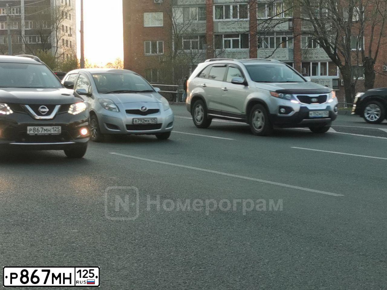 Фото автомобиля NISSAN X-TRAIL, 2015 — госномер Р867МР125. Цвет: ОЛИВКОВЫЙ