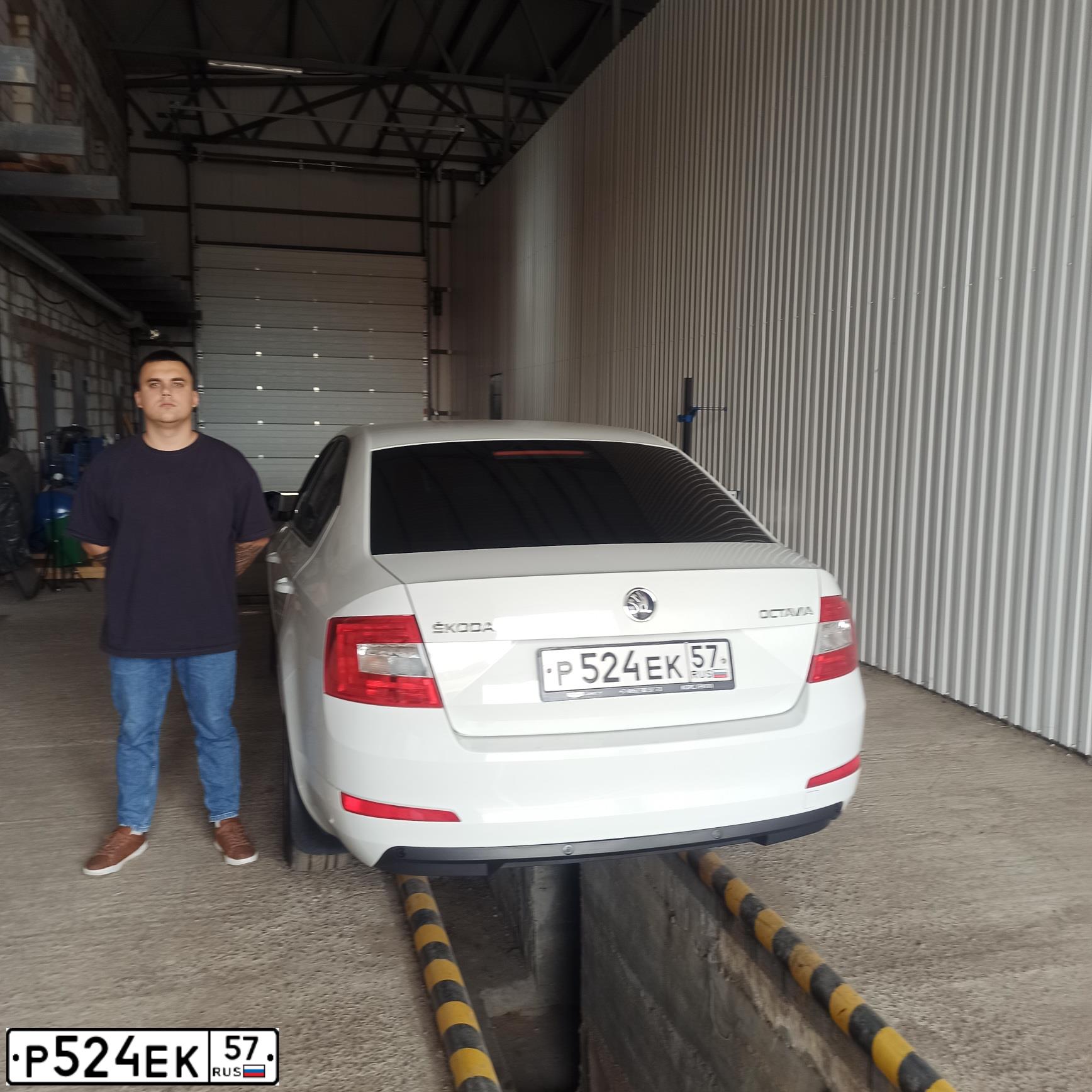 Фото автомобиля SKODA OCTAVIA, 2016 — госномер Е344ВК57. Цвет: Белый
