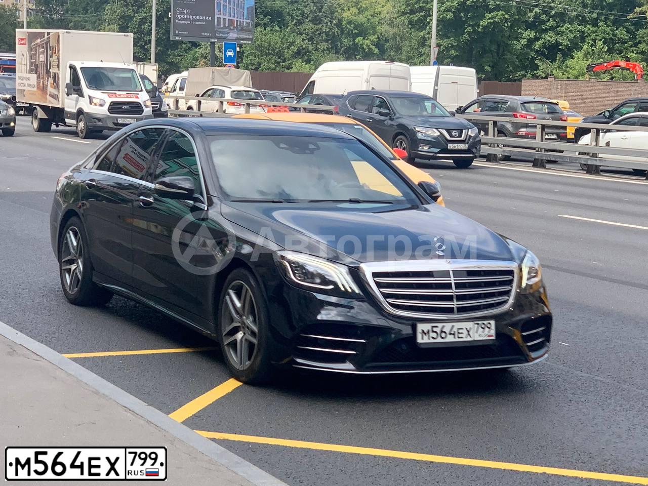 Фото автомобиля MERCEDES S-KLASSE, 2018 — госномер М564ЕХ799. Цвет: ЧЕРНЫЙ