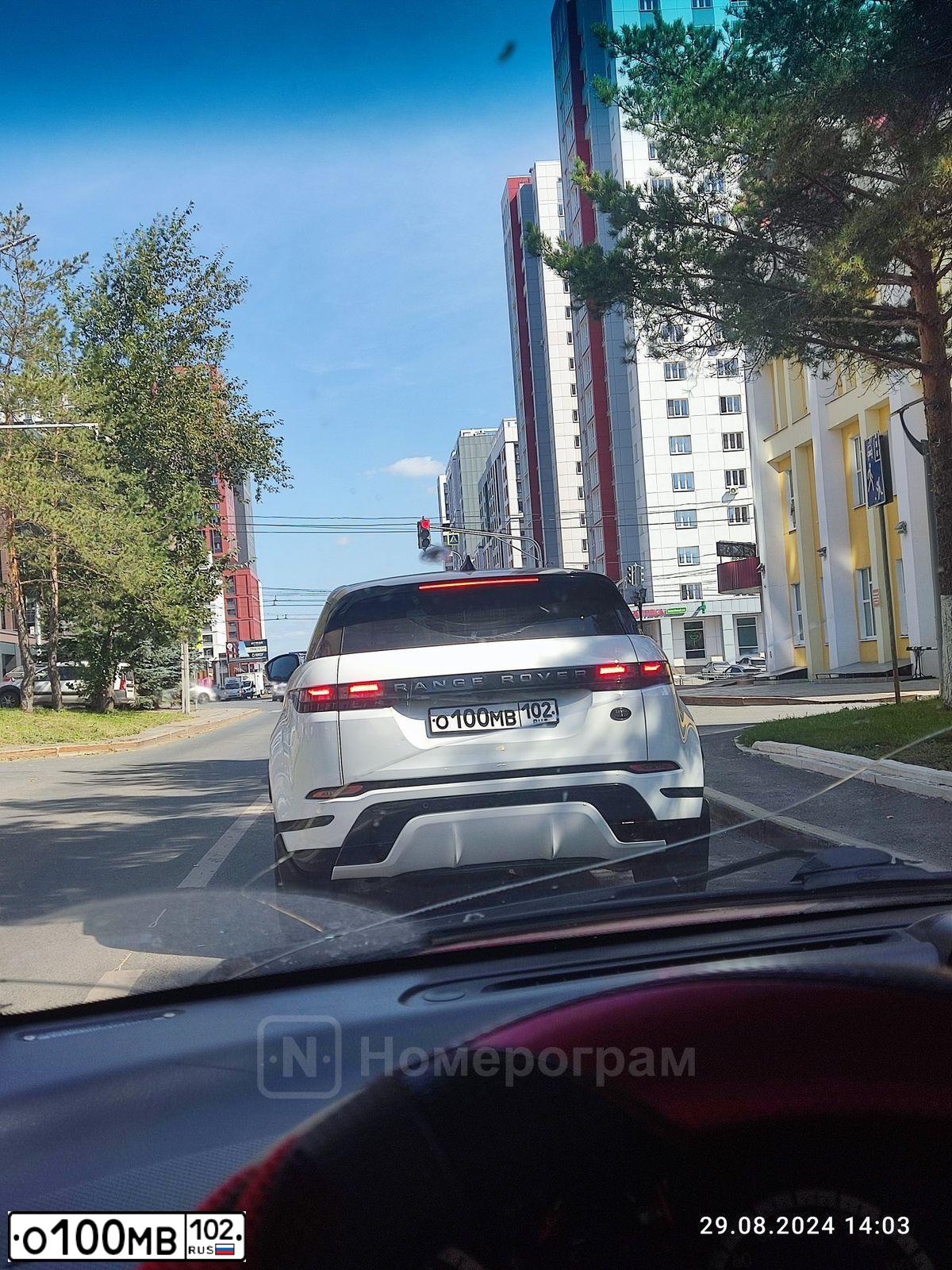 Фото автомобиля SKODA SUPERB, 2003 — госномер О100МВ102. Цвет: БЕЛЫЙ (СЕРЕБРИСТЫЙ)