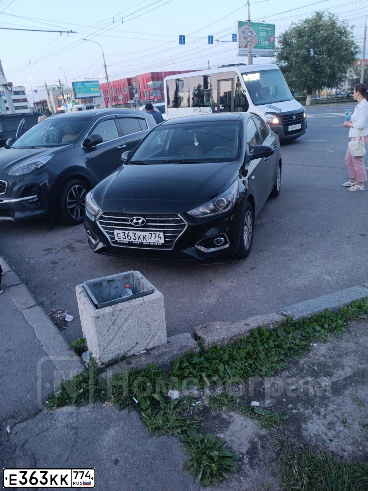 Фото автомобиля HYUNDAI SOLARIS, 2018 — госномер Е363КК774. Цвет: ЧЕРНЫЙ