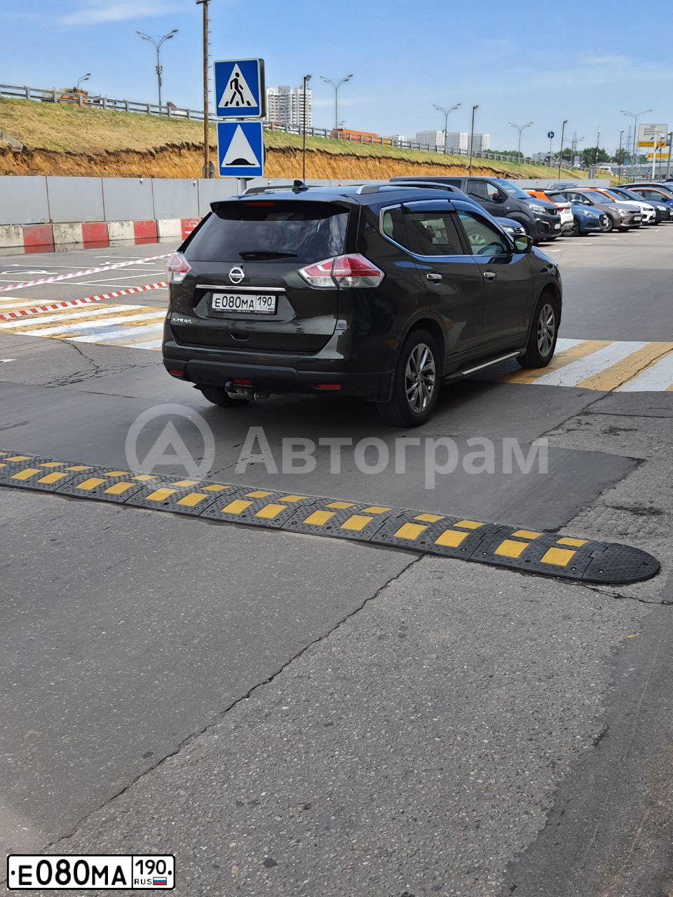 Фото автомобиля NISSAN X-TRAIL, 2010 — госномер А512КА799. Цвет: Серый