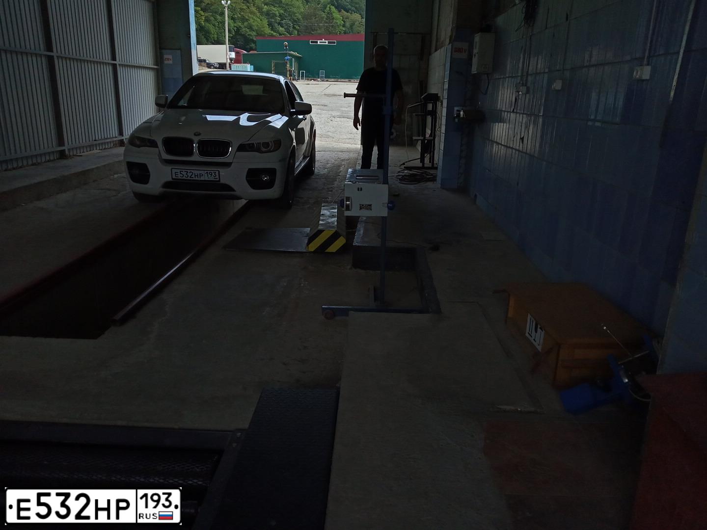 Фото автомобиля BMW X6, 2009 — госномер В296АЕ01. Цвет: Белый