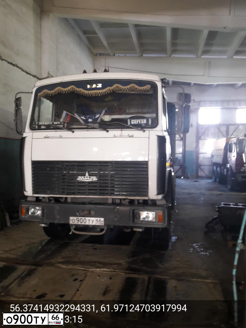 Фото автомобиля MAZ 6422 /6X4/, 2004 — госномер О900ТУ66. Цвет: Белый