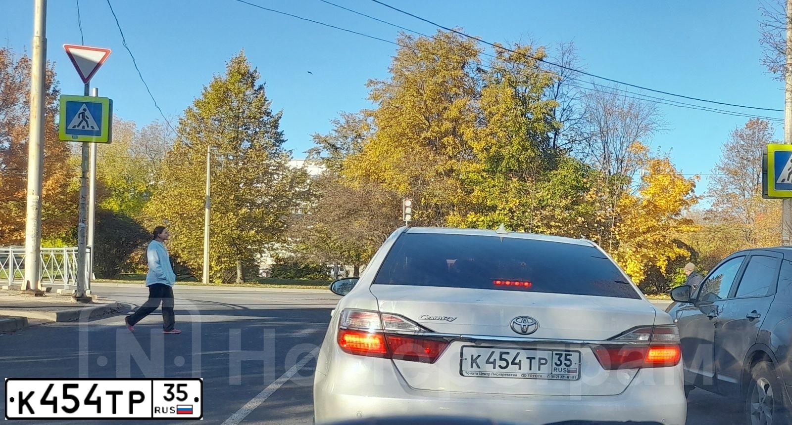 Фото автомобиля TOYOTA CAMRY, 2017 — госномер К454ТР35. Цвет: БЕЛЫЙ ПЕРЛАМУТР