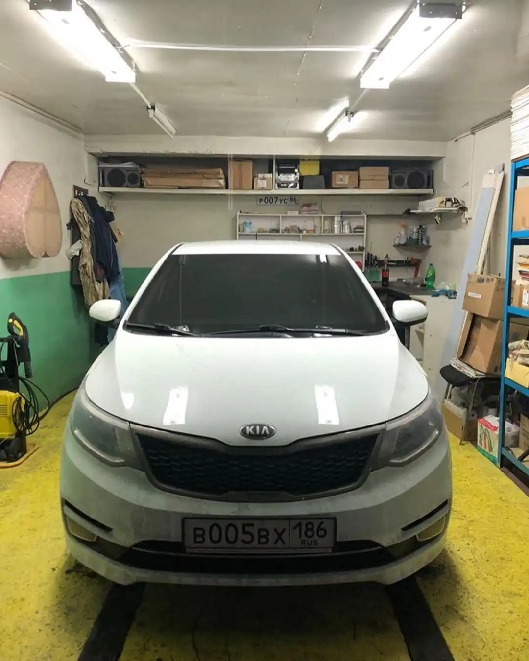 Фото автомобиля KIA RIO, 2016 — госномер М135ВО186. Цвет: БЕЛЫЙ