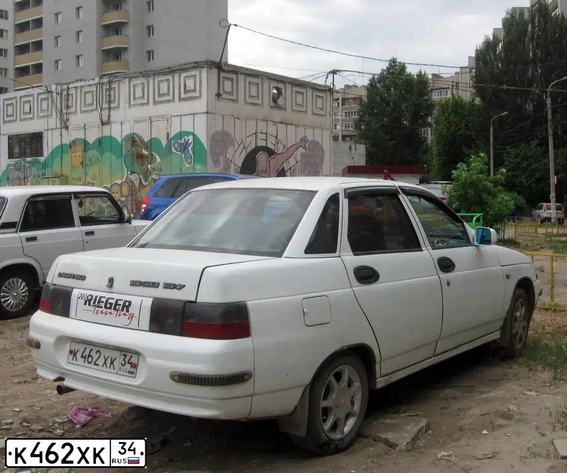 Фото автомобиля LADA 2110 LADA, 2002 — госномер К462ХК34. Цвет: ЯРКО БЕЛЫЙ