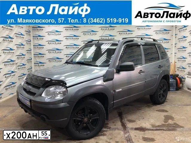 Фото автомобиля CHEVROLET NIVA, 2014 — госномер Х200АН55. Цвет: Темно-серый металлик