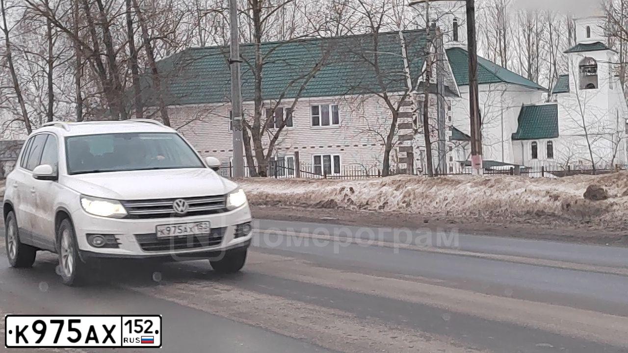 Фото автомобиля VOLKSWAGEN TIGUAN, 2012 — госномер К975АХ152. Цвет: Белый