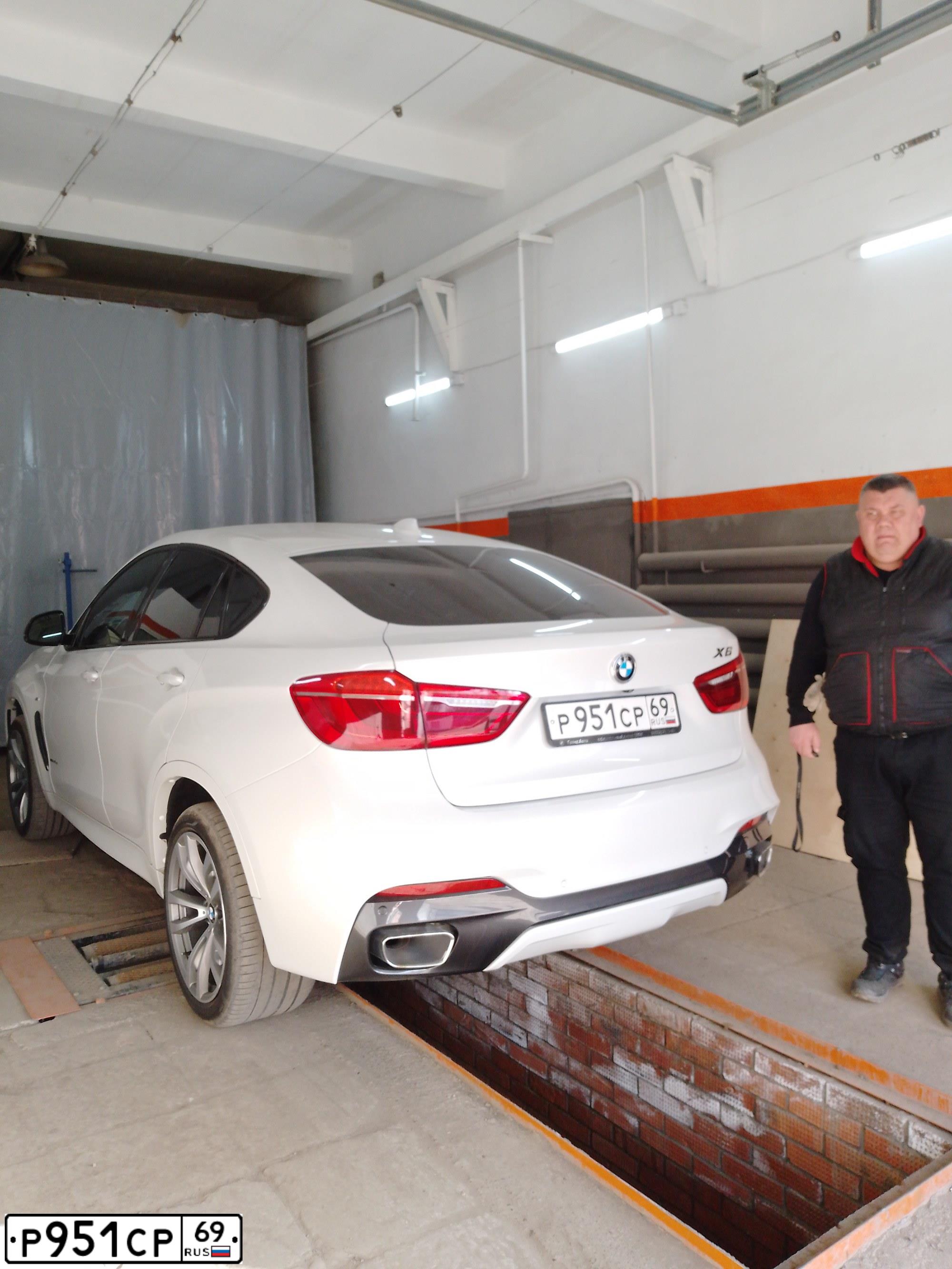 Фото автомобиля BMW X6, 2019 — госномер Р951СР69. Цвет: Белый