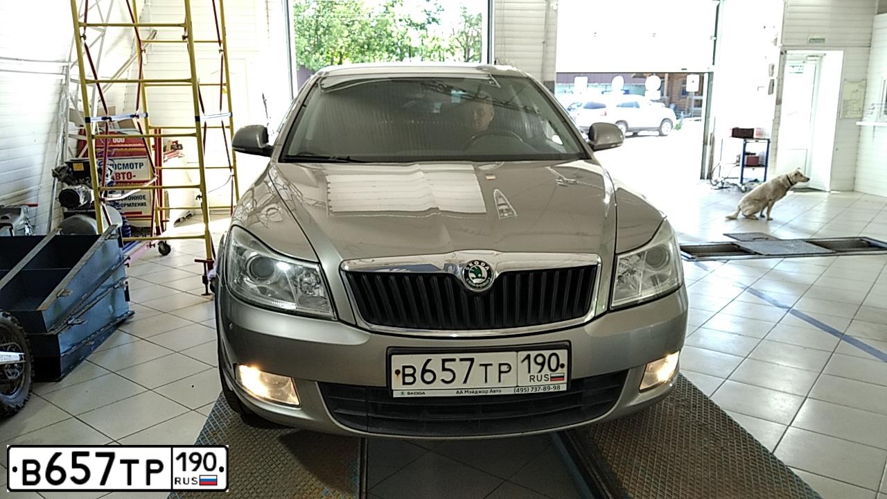 Фото автомобиля SKODA OCTAVIA, 2012 — госномер В657ТР190. Цвет: СЕРЫЙ