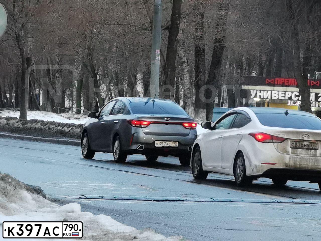 Фото автомобиля KIA RIO, 2020 — госномер К397АС790. Цвет: СЕРЫЙ