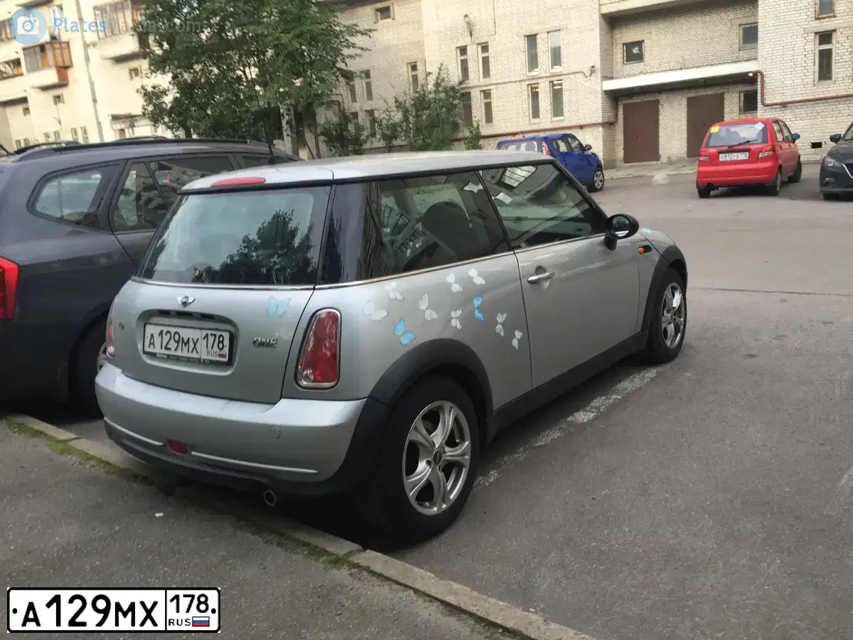 Фото автомобиля MINI МИНИ ONE, 2006 — госномер А129МХ178. Цвет: Серебристый