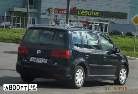 Фото автомобиля VOLKSWAGEN TOURAN, 2011 — госномер А800РТ69. Цвет: ЧЕРНЫЙ