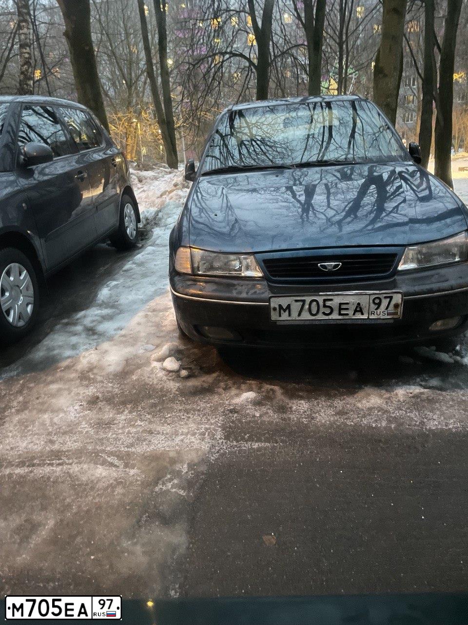 Фото автомобиля DAEWOO NEXIA, 2001 — госномер К118РХ99. Цвет: ТЕМНО-СИНИЙ