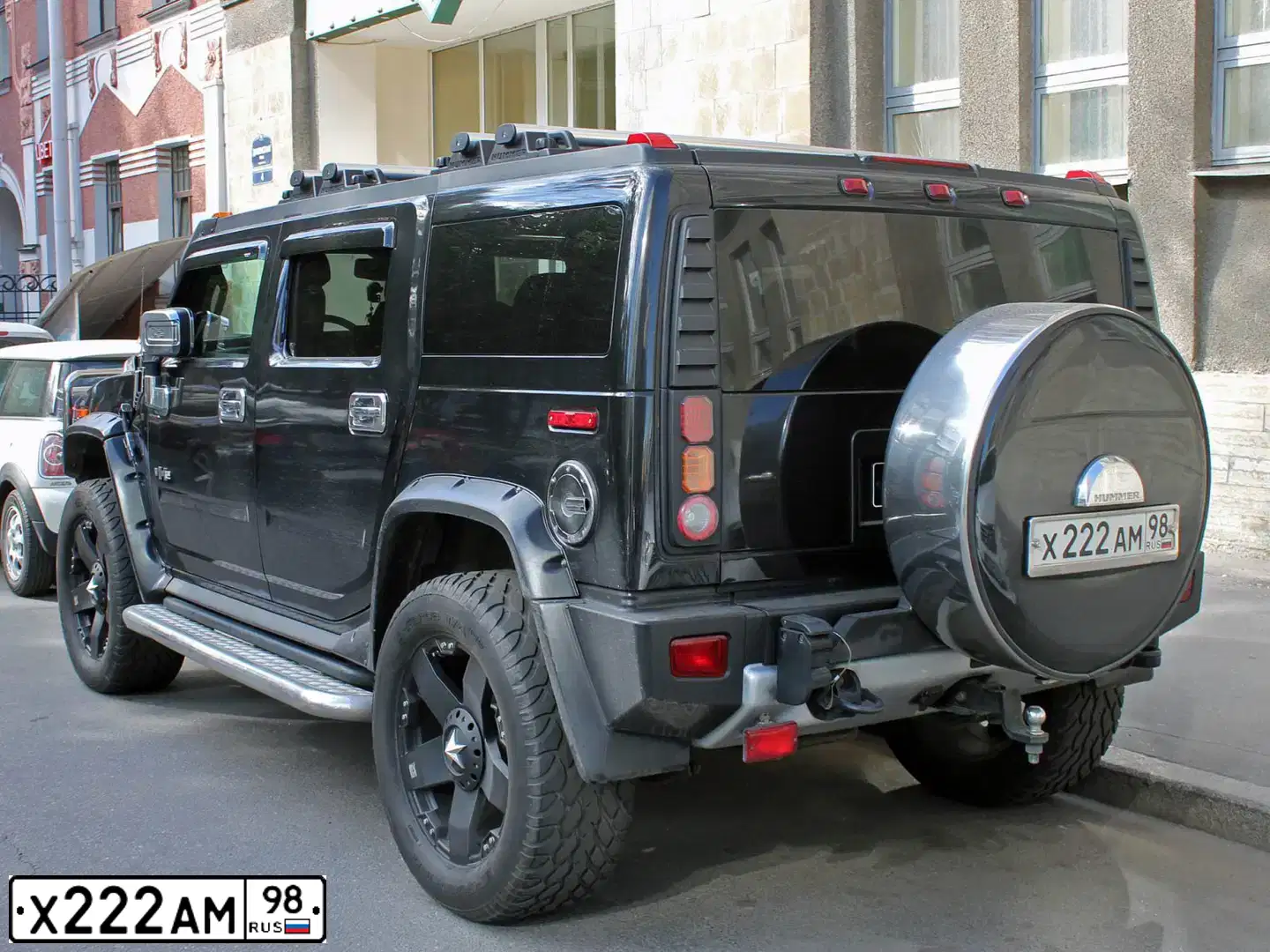 Фото автомобиля HUMMER H2, 2008 — госномер Х222АМ98. Цвет: ЧЕРНЫЙ